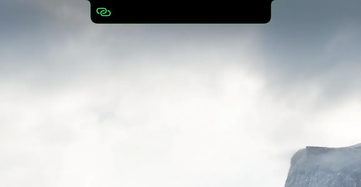 A green linked-chain hotspot status icon in a compact notch.